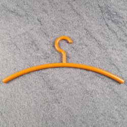 HEWI Kleiderb�gel B�gel 450 mm orange ohne Steg mit feststehendem Haken 570.124
